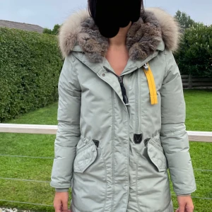 Parajumper jacka dam strl s/m  - Parajumper jacka dam strl s men skulle även passa m. Använd ca 10 gånger