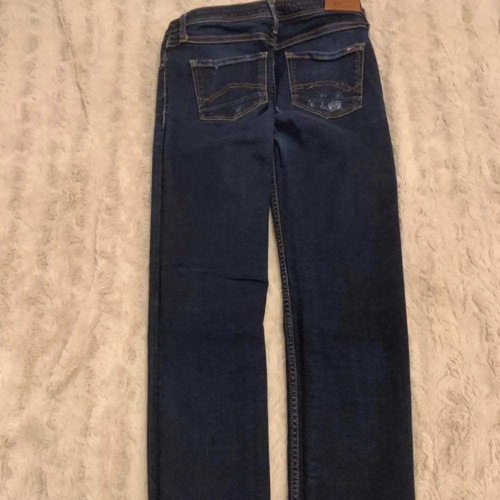 Säljer mina low waisted Tommy Hilfiger jeans då dem inte passar mig:) Pris kan diskuterar och skickar också mått efter efterfråga!. Jeans & Byxor.