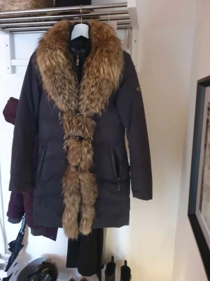 Hollies jacka - Jacka från hollies i storlek 36 passar s/m fint  skick äkta päls 