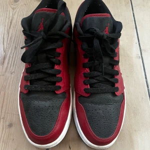 Nike Air Jordan låga  - Knappt använda. Storl 42,5