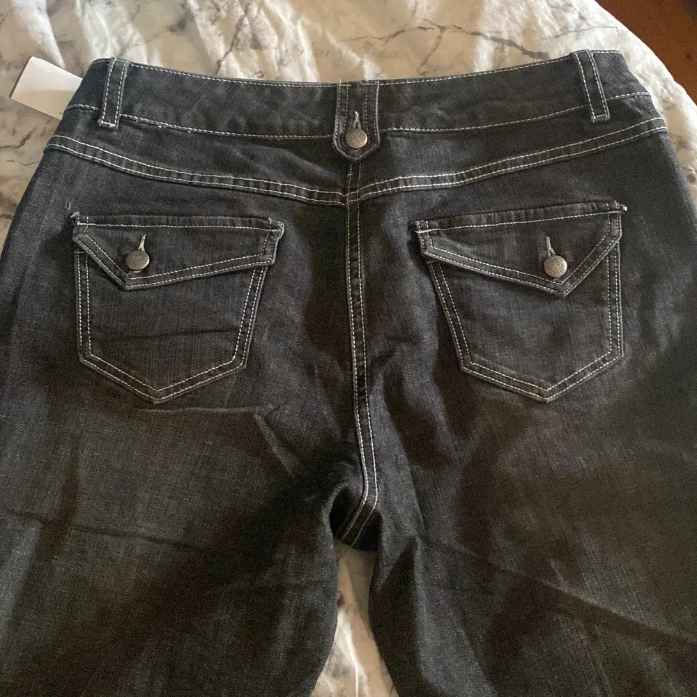 Jätte fina mörkare grå jeans. Mycket fina detaljer på dem. Storlek L!  Priset går att diskuteras vid snabb äffär. Jeans & Byxor.