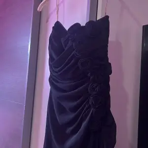 En fin svart klänning. Fin och inte använd så mycket. Passar bra till bröllop, storlek S