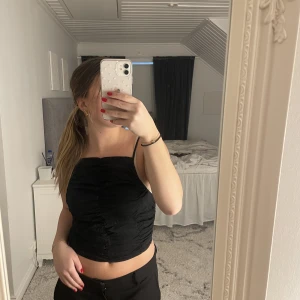 Festlig topp - Super snygg topp från H&M med stretchiga resårer❤️‍🩹 Axelbanden går att reglera