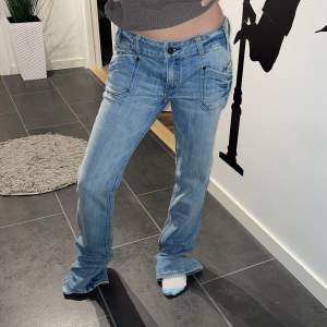 Hej! Säljer dessa fina lågmidjade jeans som tyvärr är för stora!💕som nya! Pris går att diskutera!