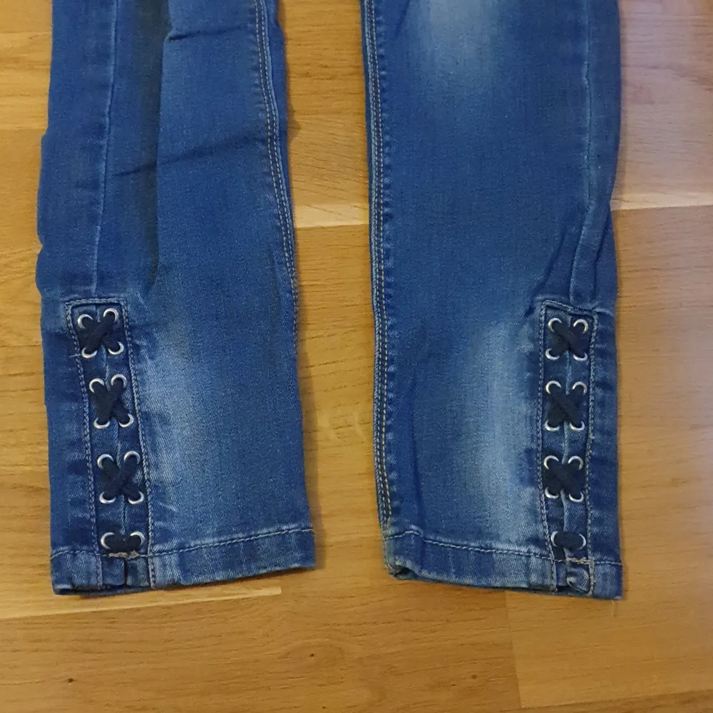 Byxor jag använde när jag var liten, skulle nog kunna passa någon med storlek s-xs om de är under 168cm lång . Jeans & Byxor.