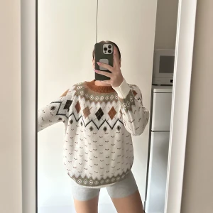 Stickadtröja - Stickadtröja från Shein. Aldrig använd storlek One Size. 50kr + frakt.🤎