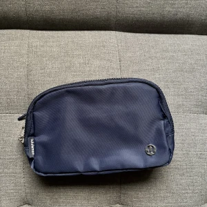  Belt Bag - säljer min  belt bag, eftersom jag kommer inte att använda det. priset kan alltid diskuteras.