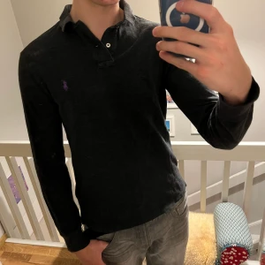 Ralph Lauren long sleeve piké - Long-sleeve piké från Ralph Lauren. Skick 8/10. Storlek medium och den är lite för liten på mig som är 191cm. Skriv vid funderingar eller frågor!