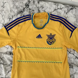 Ukraina fotbollströja 🇺🇦 - Köp denna tröjan och stötta Ukraina! 💛💙