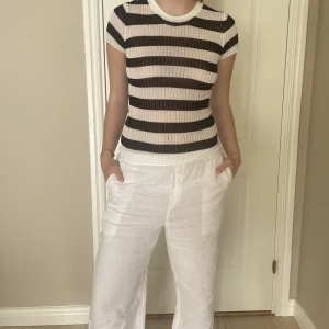 Randig topp - Supersnygg randig halvgenomskinlig topp från Zara!! Säljer då den sällan kommer till användning❤️‍🔥