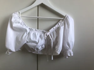Sommar tröja - En jättefin sommar tröja som är köpt från Vera Moda❤️säljer då den är för stor❤️Passar perfekt på tillexempel skolavslutningen❤️(aldrig använd)den är ca men passar både xs och s