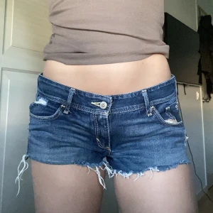 Lågmidjade jeansshorts  - Från hollister. Står w28 men passar mig som har w27 i lågmidjat.