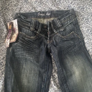 Nya lowrise crazyage jeans - Säljer nu mina nya Crazy Age jeans, då de inte passade mig i midjan. Sista bilden är lånad, och jag har endast testat dem. Vid dragkedjan finns en liten defekt, men den går lätt att fixa. Innerbenslängden är 80 och midjemåttet är 35. Använd gärna Köp Nu💓
