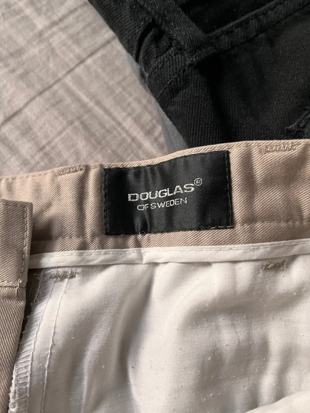 Straitleg kostymbyxor från Douglas i särklass bästa kvalitet :) storlek 30/32 . Jeans & Byxor.