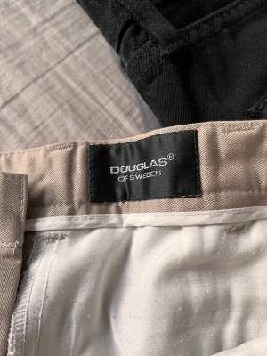 Straitleg kostymbyxor från Douglas i särklass bästa kvalitet :) storlek 30/32 
