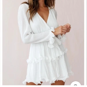 Vit klänning  - Perfekt till student Helt oanvänd, lappen kvar.  Storlek: M Ordinarie pris: 899kr Mitt pris: 650 Pris kan diskuteras