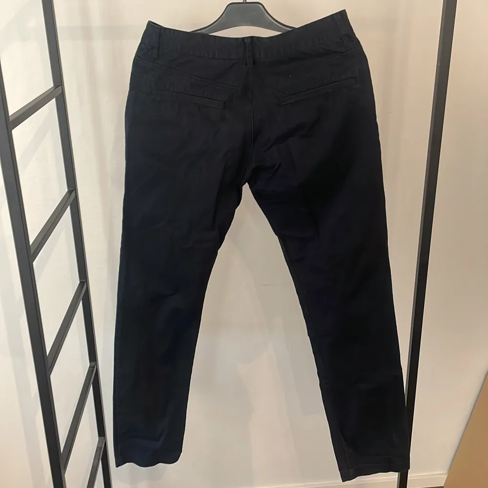 Sköna chinos byxor från Filippa K i storlek 48 Skick 9/10 . Jeans & Byxor.