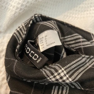 Svart rutig kjol - Helt oanvänd kjol från H&M i mycket bra skick. Säljer då jag inte använder kjolen. Kom privat vid funderingar💗