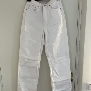 Jeans - Vita jeans från NA-KD i storlek 34. Säljer pga för stora för mig så har inte kunnat använda dem. Nypris 499kr. Skriv om du har frågor❣️