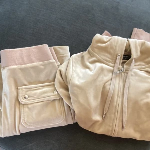 Juicy couture  - Säljer min juicy couture set i ljusbeige sparsamt använd och är i bra skick!! Storlek S på både byxa och koftan. Nypris för båda är 2300:- 