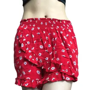 Relativt oanvända och i toppenskick. Mjukt & luftigt material perfekt för sommaren! Dessa är ett par shorts men ser nästan ut som en kjol på.