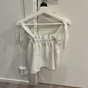 Söt topp - Super söt topp perfekt till sommaren 🌸 Den är ifrån Hm i storlek XS. Passar även storlek S. Banden knyter man själv så de är reglerbara!  Köpare står för frakt 💞