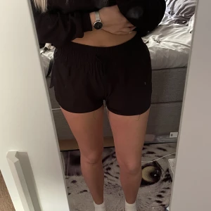 Träningshorts - Ett par svarta träningsshorts med cykelbyxor under shortsen, mycket bekväma att träna i💕bara använda några få gånger så är i fint skick, köparen står för frakten!