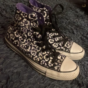 Leopard Converse - Helt oanvända skor som bara legat i gaderoben, köpt för 699kr.  Är i strlk 38 men passar mig som har 39 🩷