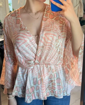 Rosa blus  - Fin rosa blus med glitter detalj. Står inte vilken storlek men passar som en M. 