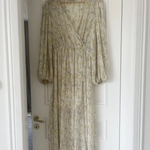 Blommig maxiklänning från NA-KD - Nyskick. Stl 36. 