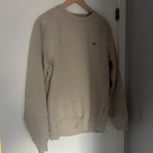Dickies sweatshirt  - Superfin , 10/10 skick för jag aldrig använt den.