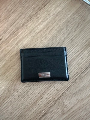 Plånbok/korthållare - Säljes på Care Of Carl för 1099kr. 5 fack totalt, mitten facket kan du ha fler än 1kort. Använts sedan januari då jag fick den i julklapp. Gott skick.