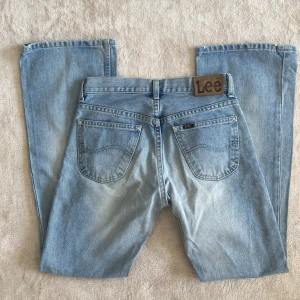 Lee  - Innebenslängd: 77cm midjemått: 28 Kolla gärna in mina andra annonser då jag säljer fler jeans💙