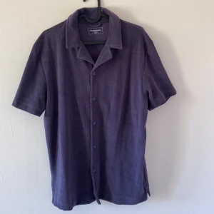 Kortärmad skjorta frotté  - Kortärmad skjorta i frotté från dressman som är oanvänd! Färgen är grå/blå. Storlek M