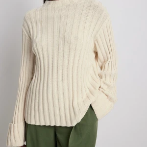 Stickad tröja med breda manchetter NA-KD  - Säljer den här superfina tröjan med prislappen kvar. Säljer den pågrund av fel storlek. Den är i nyskick💕