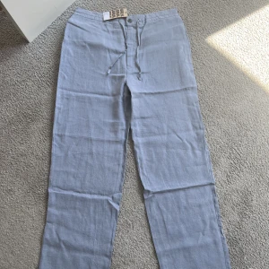 BRLN linnebyxor  - Hej säljer dessa linnebyxor från BRLN dem är helt nya och endast testade bara. Alla tags och allt hänger kvar och kommer i original förpackningen. Dessa byxor passar att både herr och dam. Nypris 700kr 