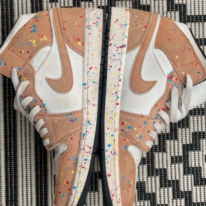 Air Jordan 1 Mid - Säljer min Jordans som e använda max 10 gånger och är i väldigt bra skick. Finns fler bilder och låda finns. 3000 nypris