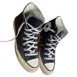 Svarta converse  - Svarta converse i storlek 37 Lite smutsiga men går att tvätta bättre 