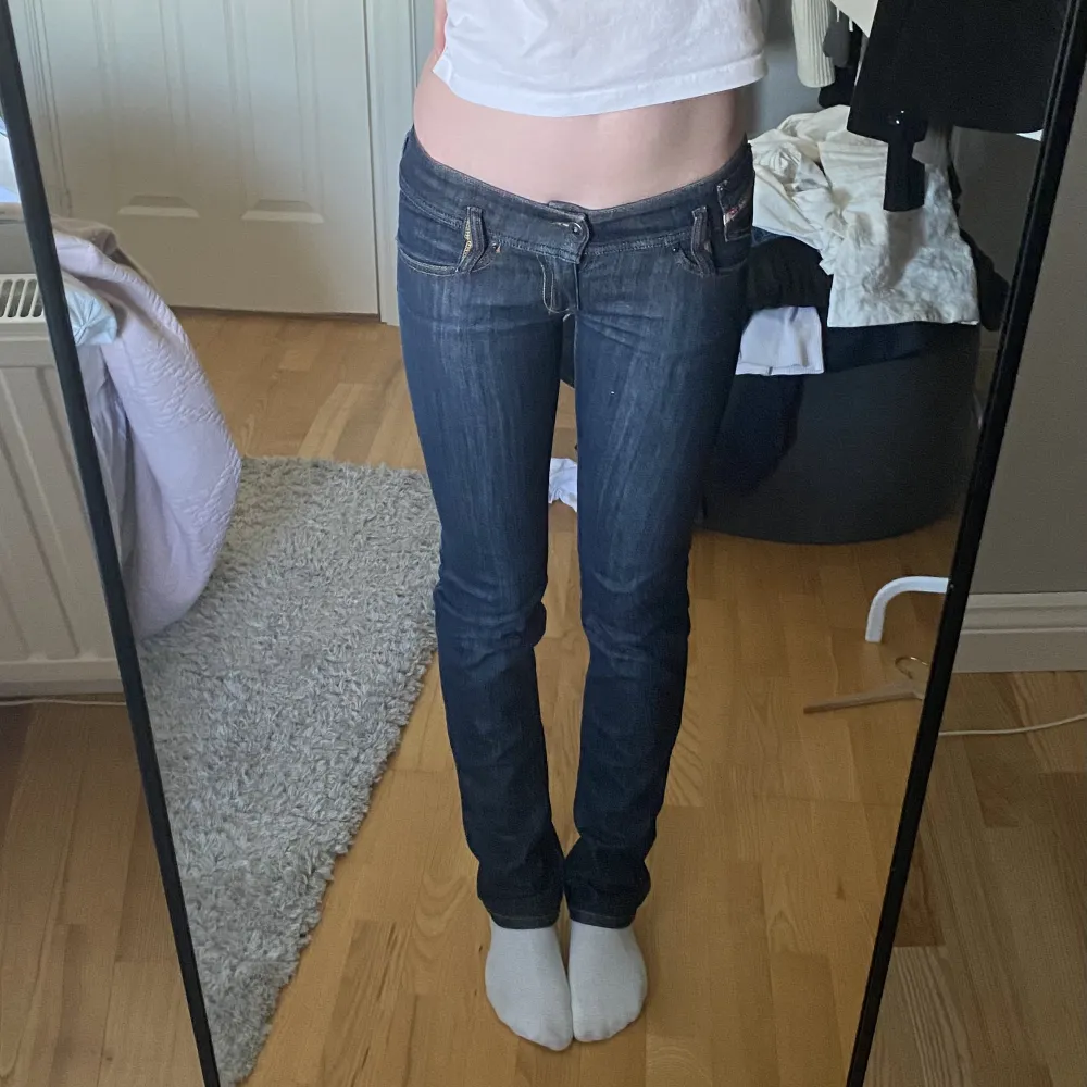 Lågmidjade jeans från diesel som är köpta secondhand. Säljer då de är för små för mig i midjan. De är i väldigt bra skick. Midjan rakt över är 34 cm och innerbenslängden är 81. Skriv för fler frågor eller bilder 🫶🏻💕. Jeans & Byxor.