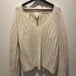 Stickad tröja i Ull/Alpacka - Stickat tröja i ull och alpacka blandning, använd 2 gånger, öppen för att diskutera priset🤍 (nypris 1000kr)