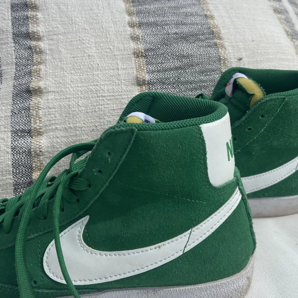 Gröna Nike sneakers sparsamt använda. Unisex. Skor.