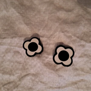 Vintage örhängen  - Vintage örhängen clips med blommor som motiv. Använd fåtal gånger, köpt secondhand.     För mer info skicka pm. Köparen står för frakten. Ansvarar inte för paketet under frakt.