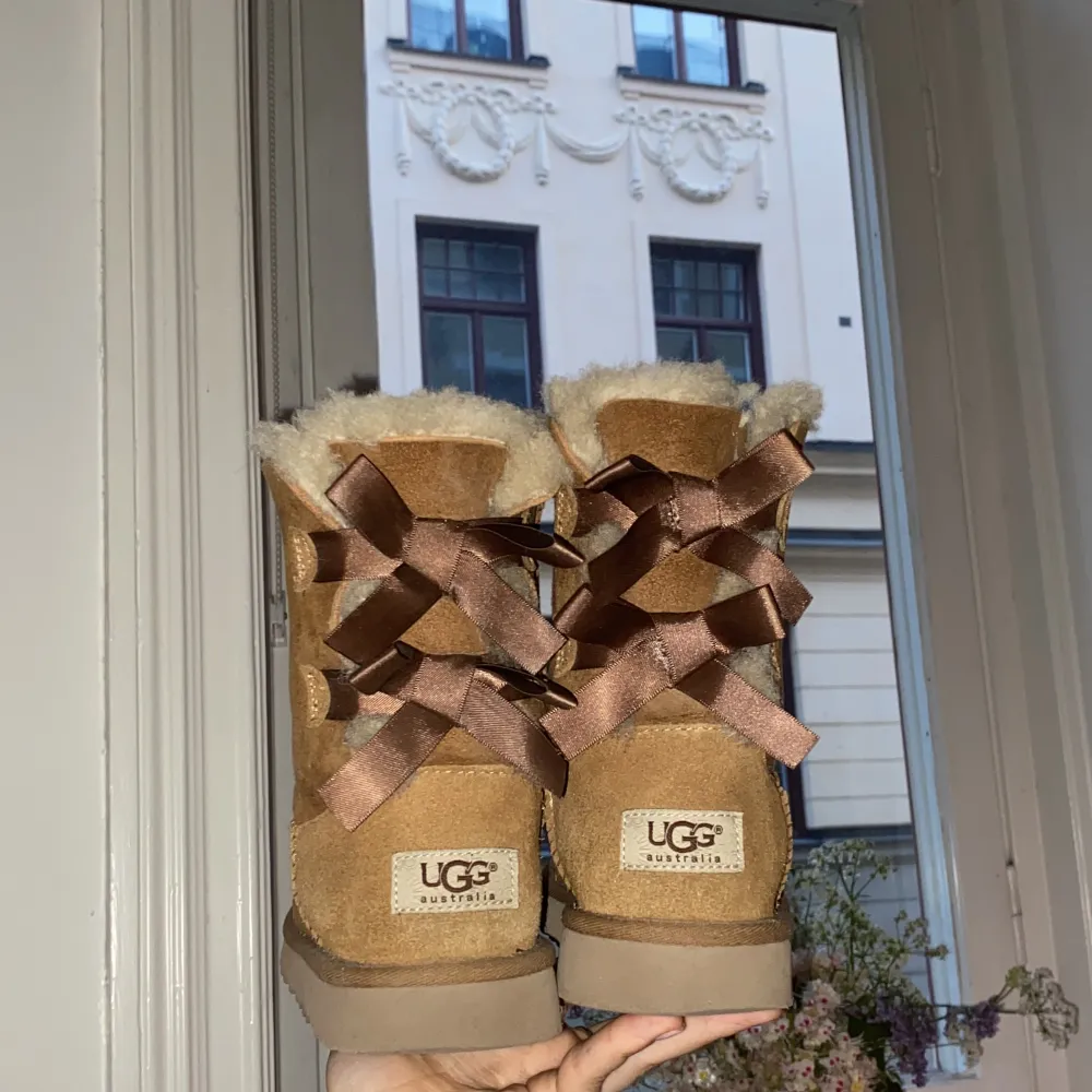 Säljer mina superfina uggs som är i bra skick och perfekta till vintern💓Nypris är 3000 kr och säljer för 1500💓storlek 32 men passade mig när jag hade 36 i skostorlek då de är stora i storleken💕. Skor.