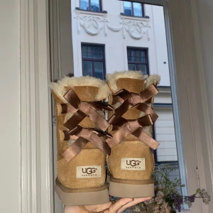 Uggs - Säljer mina superfina uggs som är i bra skick och perfekta till vintern💓Nypris är 3000 kr och säljer för 1500💓storlek 32 men passade mig när jag hade 36 i skostorlek då de är stora i storleken💕