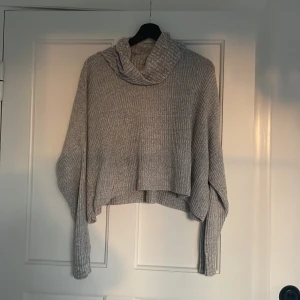 Grå stickad tröja - En grå stickad tröja, väldigt fin men använder aldrig