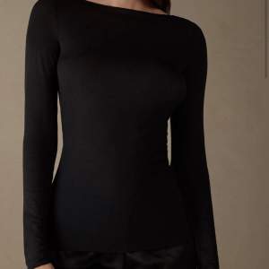Säljer en svart intimissimi tröja som endast används 1 gång. Skriv privat för egna bilder Storlek s 300+frakt