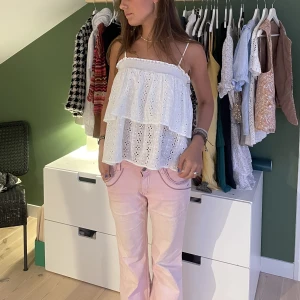 Topp med volanger och broderi - Skiiit najs topp med broderi och volanger❤️‍🔥❤️‍🔥. Funkar både som kjol och topp, hur bra?!🙌🏼🙌🏼🙌🏼🙌🏼Justerbara band🩵