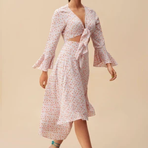 Adoore riviera dress - En helt ny adoore Riviera dress!  Glömt bort att returnera därav säljer jag klänningen med prislapp kvar, helt oanvänd.  Mindre i storlek till midjan men perfekt för alla occasions 😍 ordinarie pris: 1495kr