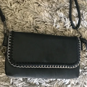 Handväska  - En handväska med många fack 