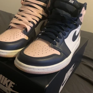 Air Jordan 1  - Använder inte på grund av färgen inte min stil direkt köpt ifrån restocks använda 3 gånger priset kan diskuteras kan mötas upp om de är på gotland